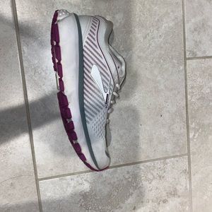 White brooks ghost 12 running shoe size 7.5